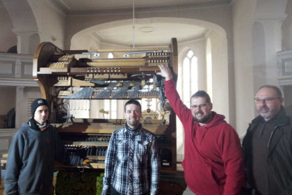 Mitarbeiter der Firma Vogtländischer Orgelbau Thomas Wolf beim Abtransport des Spieltisches